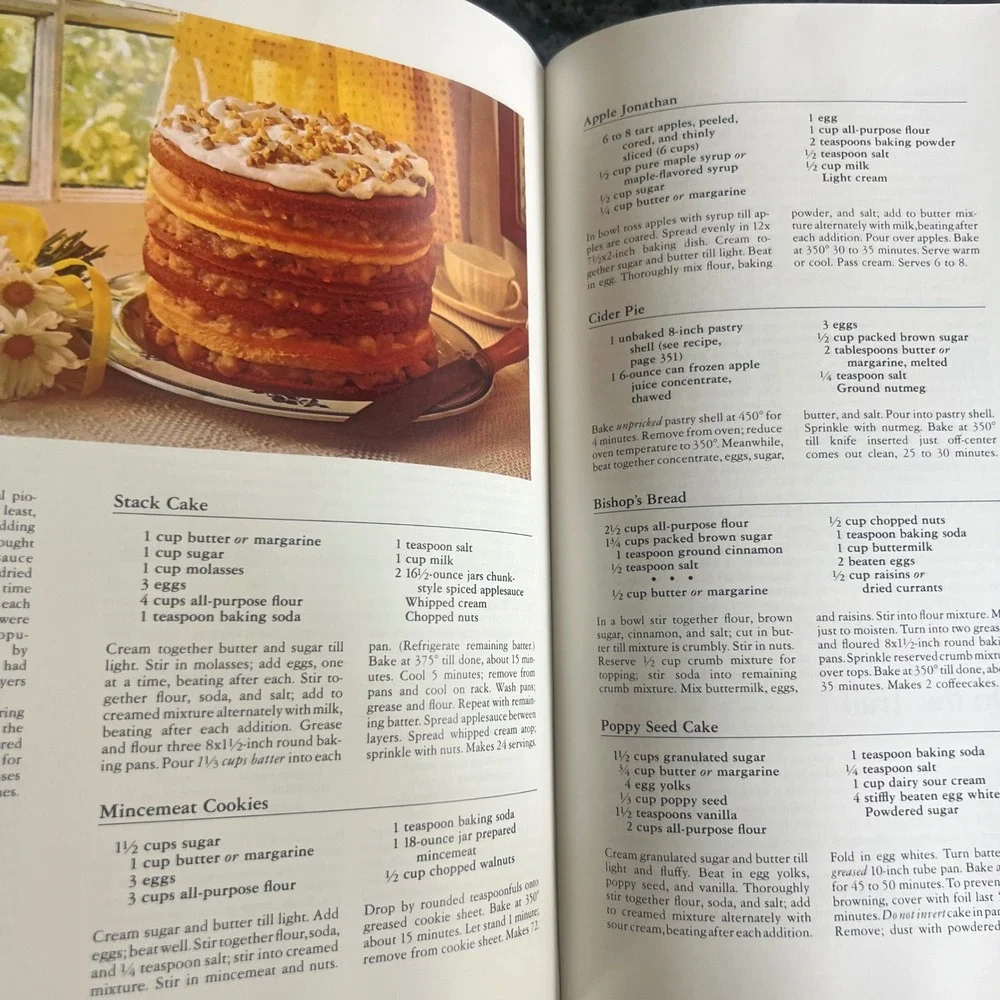 Better Homes and Gardens Heritage Cook Book 705 Recipes with Slipcase Vintage